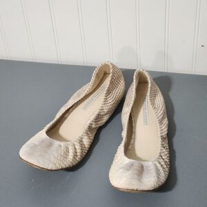 Vera Wang Lavender Ballet Flats 9.5 M Cream Faux Snake Skin Texture Leather